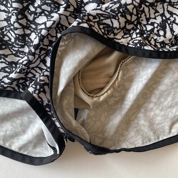 Lululemon speed shorts women’s 6 six black white EUC - Picture 3 of 4